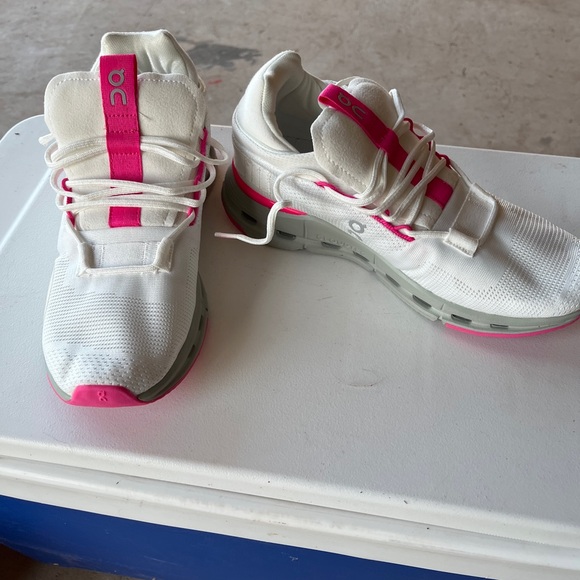 On Cloud Pink Running Shoes - Picture 3 of 3